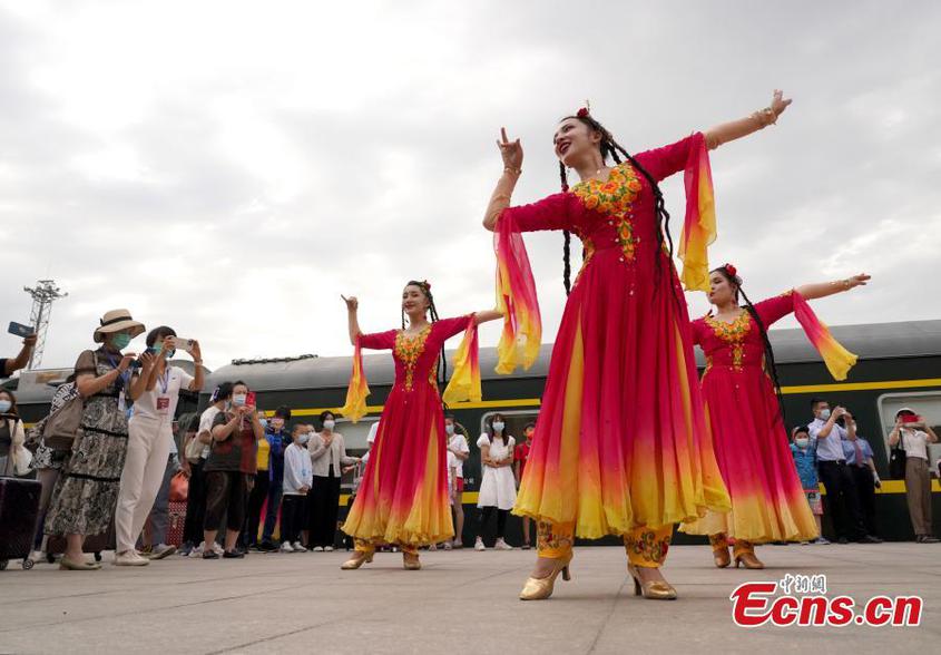 　　Performers dance to welcome the passengers arriving in Kashgar， northwest China‘s Xinjiang Uyghur Autonomous Region， July 25， 2022。 （Photo： China News Service/Zhang Shan）

　　The non-stop tourism train from Urumqi to Kashgar arrived in Kashgar on Monday。 The line extends 1，453 kilometers and is the only overnight sleeper train operating in Xinjiang。