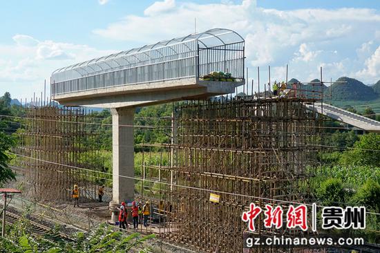 贵州威宁：铁路便民桥“转体”成功