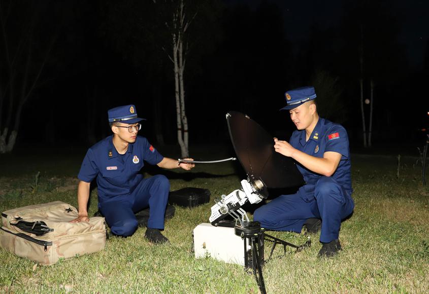 新疆阿勒泰森林消防支隊“聚焦實戰”開展夜間通信訓練