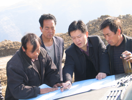 图文2001年，晏拥华（右二）在山西指导工程实施。