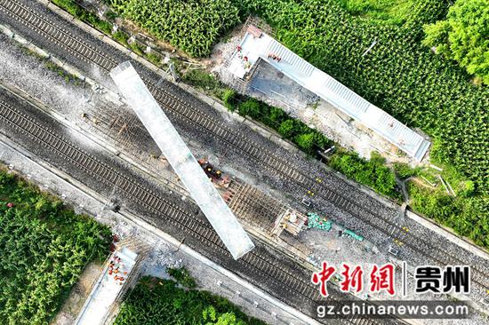 贵州威宁：铁路便民桥“转体”成功