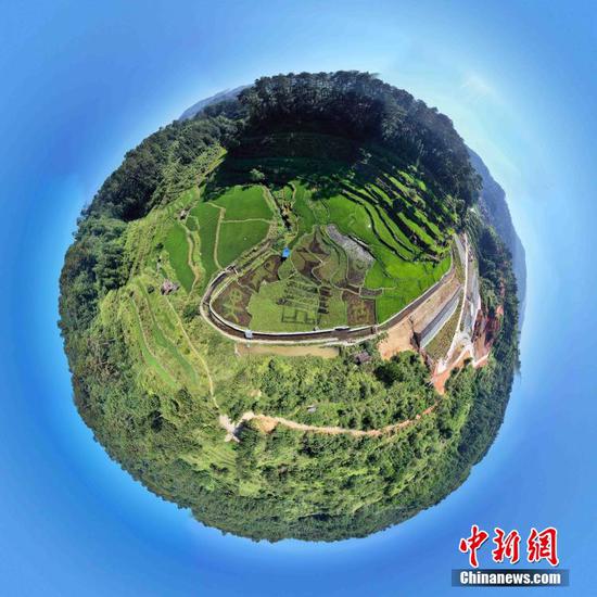 贵州省从江县高增乡占里村的彩色稻田画（无人机照片）。 吴德军 摄