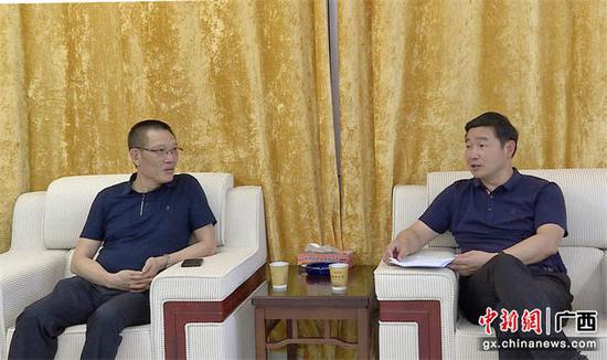 谭玉成（右）会见考察团一行。冯金涛  摄