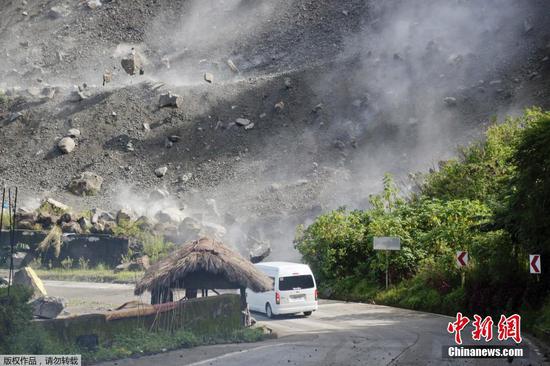 当地时间7月27日上午8点43分，菲律宾吕宋岛北部发生7.0级地震，尚无人员伤亡报告。菲首都马尼拉震感强烈。图为地震中岩石从山体滚落。