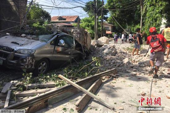 当地时间7月27日上午8点43分，菲律宾吕宋岛北部发生7.0级地震，尚无人员伤亡报告。菲首都马尼拉震感强烈。图为地震后墙壁倒塌，车辆被掩埋。
