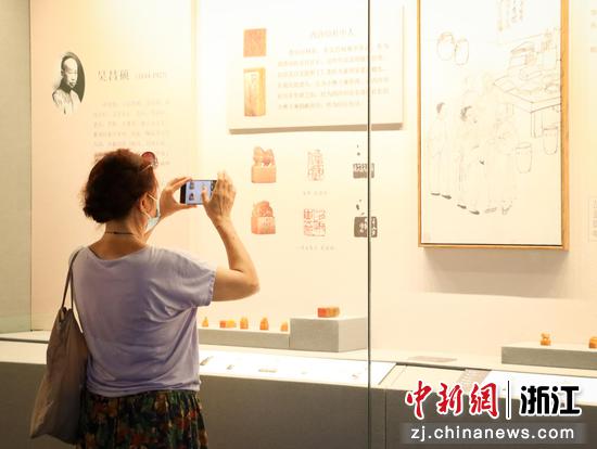 游人在中国印学博物馆内参观拍摄。林野（实习生） 摄