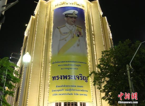 7月27日，泰国曼谷街头建筑上的国王大幅画像。7月28日是泰国十世王玛哈·哇集拉隆功的70岁生日，泰国全国放假一天庆祝。中新社记者 王国安 摄