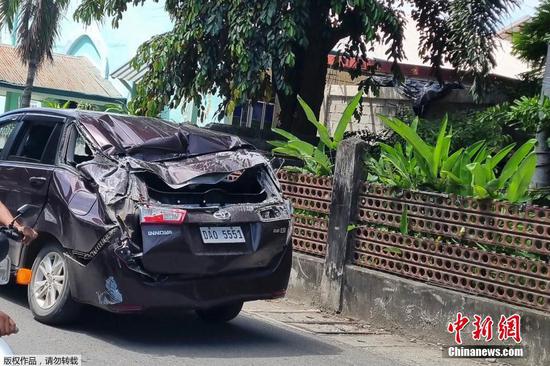 当地时间7月27日上午8点43分，菲律宾吕宋岛北部发生7.0级地震，尚无人员伤亡报告。菲首都马尼拉震感强烈。图为地震后马尼拉街头受损的车辆。