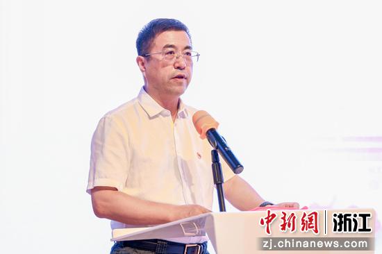 华立集团股份有限公司党委书记肖琪经致辞。杨舒涵（实习生） 摄