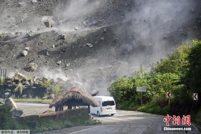 菲律賓發生7.0級地震 巖石從山體滾落