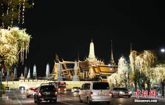 泰国曼谷大王宫周围路边树上装点灯饰，庆祝国王诞辰。中新社记者 王国安 摄