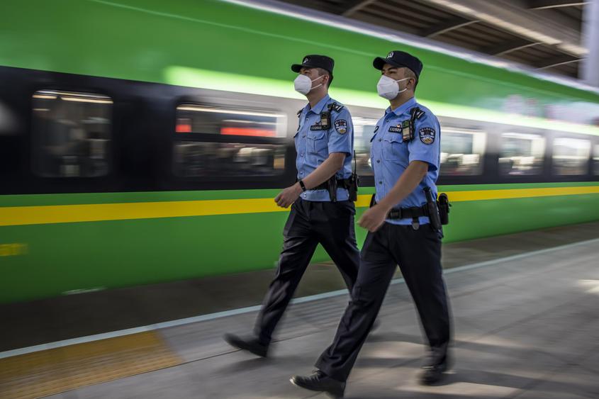 值乘乌鲁木齐至伊犁C841次“复兴号”城际列车乘警在开车前对列车进行安全巡检。