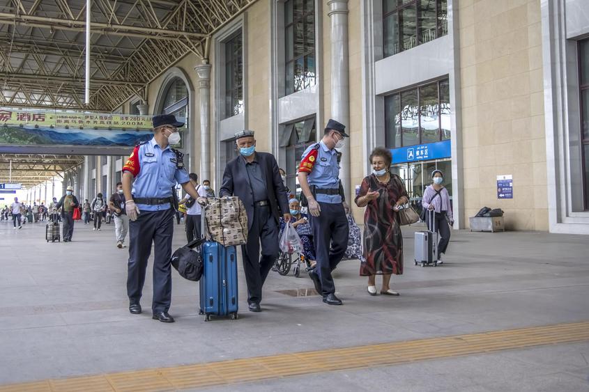 值乘伊犁至乌鲁木齐C842次“复兴号”城际列车乘警在伊宁站帮助老年旅客乘车。。
