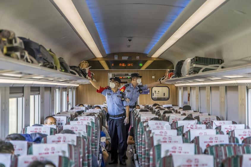 值乘乌鲁木齐至伊犁C841次“复兴号”城际列车乘警进行车厢安全检查。