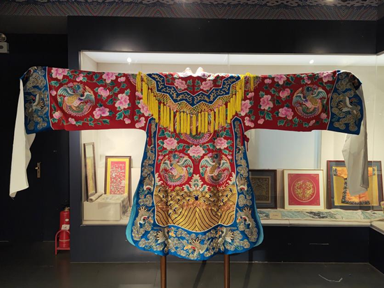剧装戏具制作技：“梅派女蟒” 。新疆文旅厅供图
