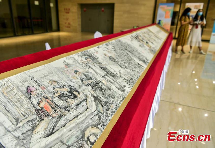 A 16-meter-long painting on mulberry-bark paper is on display during an intangible cultural heritage exhibition in Xinjiang Art Museum, Urumqi, northwest China's Xinjiang Uyghur Autonomous Region, July 31, 2022. (Photo: China News Service/Liu Xin)

