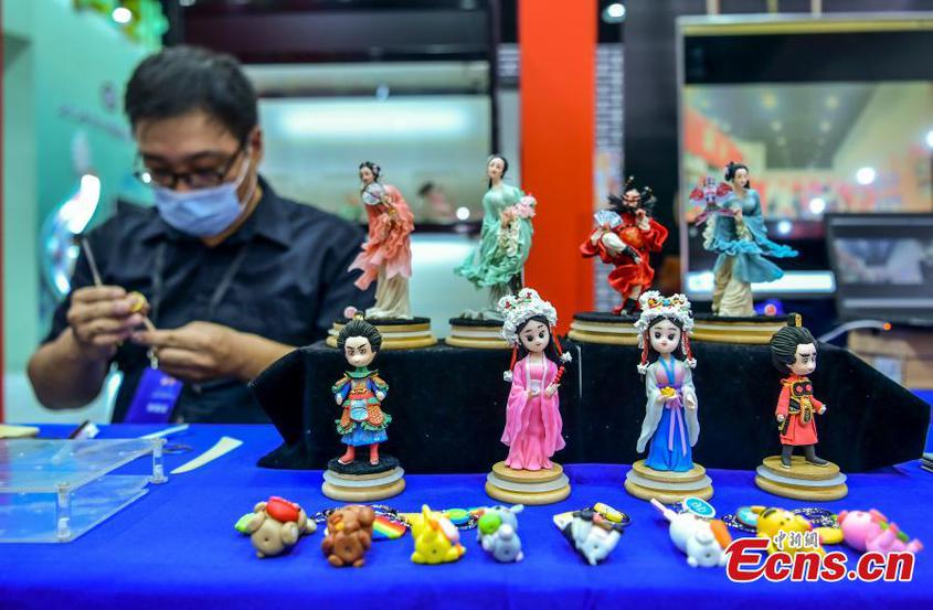 Dough sculptures are on display during an intangible cultural heritage exhibition in Xinjiang Art Museum， Urumqi， northwest China‘s Xinjiang Uyghur Autonomous Region， July 31， 2022。 （Photo： China News Service/Liu Xin）

　　The exhibition showcases 193 intangible cultural heritage projects from 19 provincial-level regions and 146 such projects from Xinjiang。