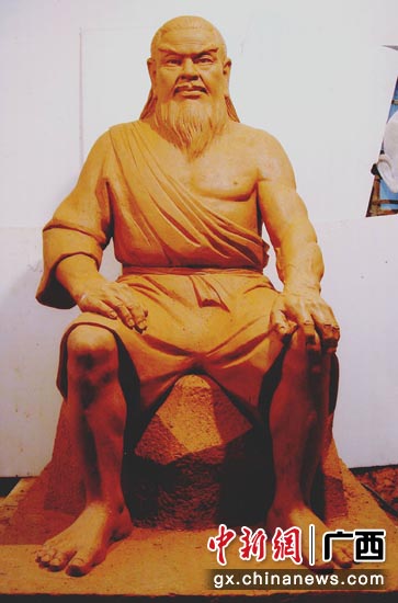 曹崇恩大师制作的布洛陀塑像。
