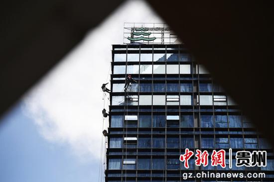 8月2日，“蜘蛛人”在对贵阳市南明区花果园贵阳国际中心一高层建筑玻璃幕墙进行清洗。
