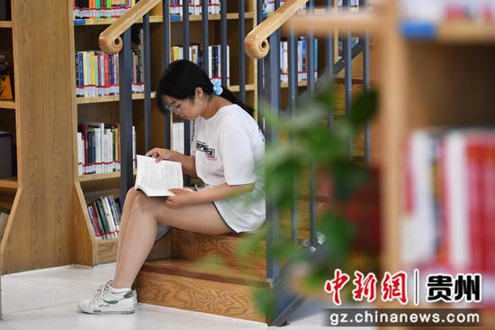 8月2日，一名学生正在贵阳市南明区图书馆看书学习。