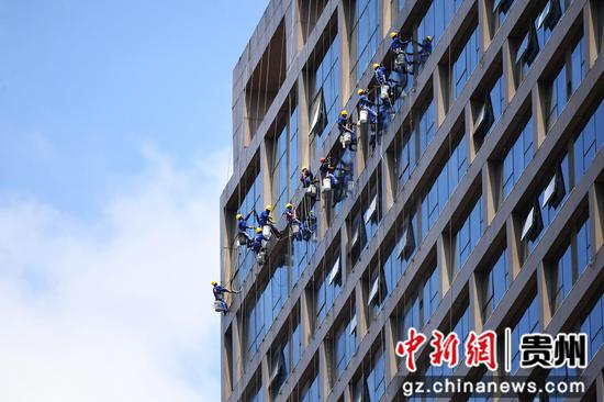 8月2日，“蜘蛛人”在对贵阳市南明区花果园贵阳国际中心一高层建筑玻璃幕墙进行清洗。