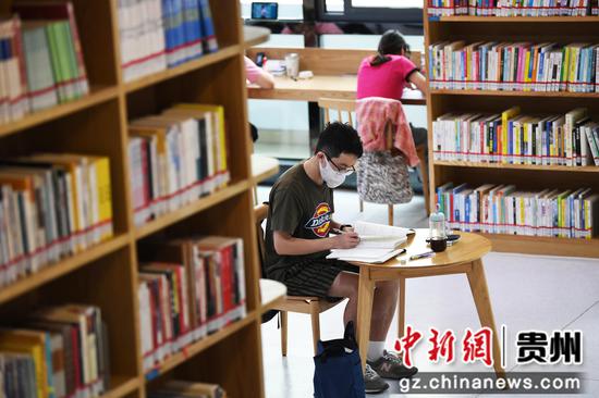 8月2日，一名学生正在贵阳市南明区图书馆看书学习。
