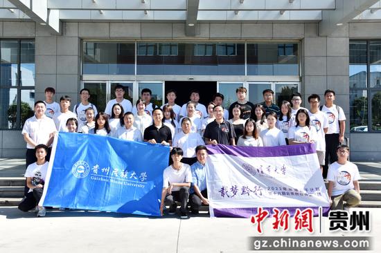 图为清华大学、贵州民族大学在航天江南所属十部联合开展实践活动时合影。