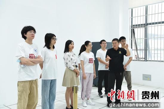 图为浙江大学信息与电子工程学院师生代表参观航天江南所属十部实验室。