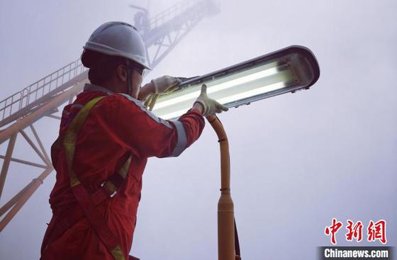 工作人员为渤海垦利10-1油田更换节能灯具。　中国海油天津分公司供图