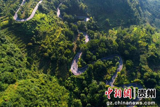 2022年8月2日拍摄的贵州省黔西市新仁苗族乡农村公路（无人机照片）。