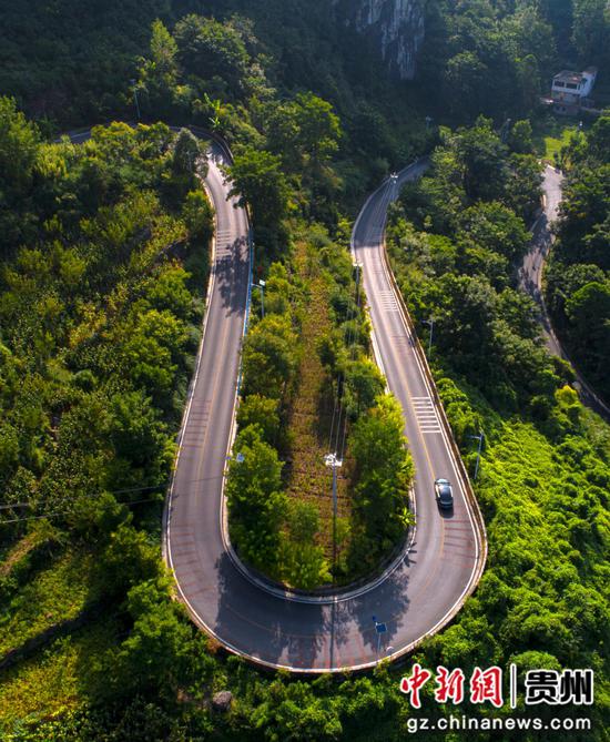 2022年8月2日拍摄的贵州省黔西市新仁苗族乡农村公路（无人机照片）。