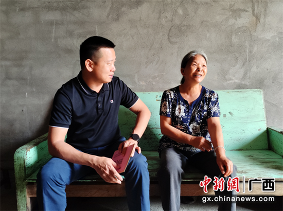 金秀县委常委、副县长肖华宏走访农户，与农户深切交流。
