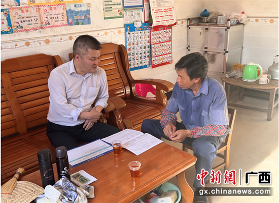 金秀县委常委、副县长莫春东走访农户，与农户深切交流。