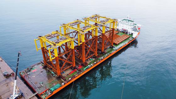 中国最大规模海上岸电应用项目导管架陆地建造完工。中国海油天津分公司供图。