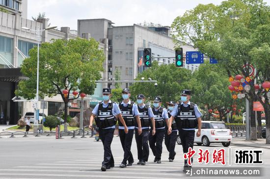 民警开展日常巡逻。 庆元公安供图