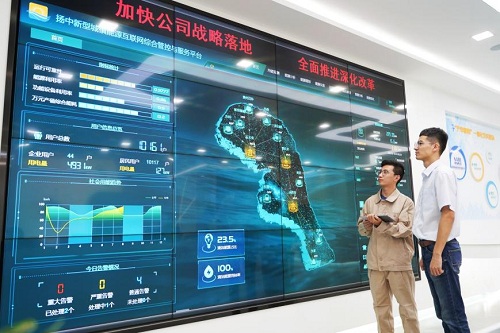 国网江苏电力员工向客户介绍综合能源与节能增效相关业务。