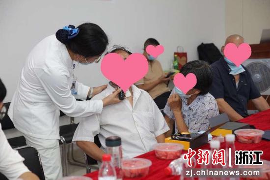 医护人员指导患者发声。  浙江省人民医院供图