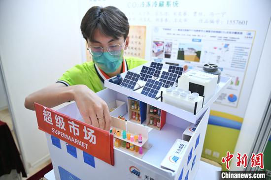 8月4日，天津商业大学参赛选手展示“集成太阳能PVT与跨季节土壤蓄冷的商超CO2冷冻冷藏系统”模型。 中新社记者 佟郁 摄