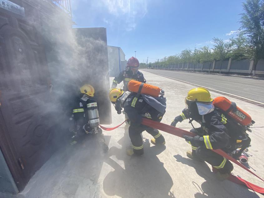 3日，新疆昌吉州消防救援支队在做好消防救援人员防暑降温工作基础上，有针对性地组织人员在高温下，全面锤炼消防救援人员的体能素质和业务技能水平。