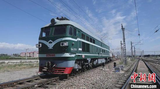 新疆霍尔果斯铁路口岸开行中欧（中亚）班列超4000列。　李明　摄