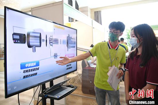 8月4日，天津大学参赛选手向嘉宾展示“一种用作电动汽车辅助热源的甲醇多孔介质燃烧器”演示动画。 中新社记者 佟郁 摄