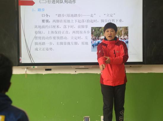 天津体育学院教师在青海省玉树藏族自治州曲麻莱县为当地师生授课。 天津体育学院供图