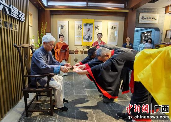 广西六堡茶老艺人收徒 传承60年制茶工艺