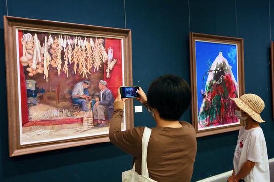 市民在展览现场观看作品。刘俊苍 摄