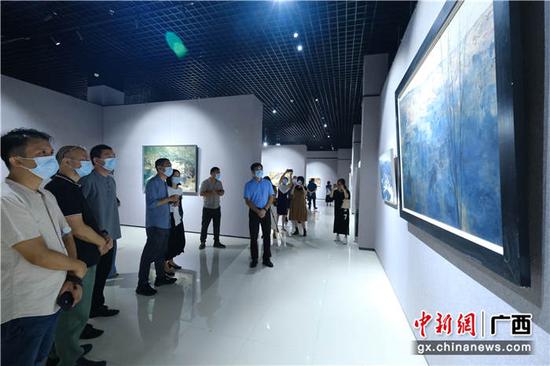 领导嘉宾观众在欣赏刘小玉的油画作品。宋延康 摄
