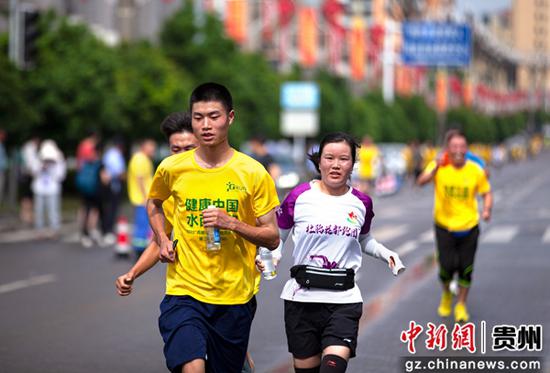 8月6日，贵州省黔西市“健康中国•水西悦跑”大众邀请赛，跑步爱好者在参赛途中赛跑。