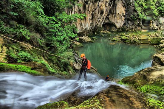 2013年6月，由五户外运动爱好者组组成的探险队在黄果树瀑布群中最高的瀑布——总落差超过400米的关岭滴水潭瀑布群进行溯溪运动。周元杰 摄
