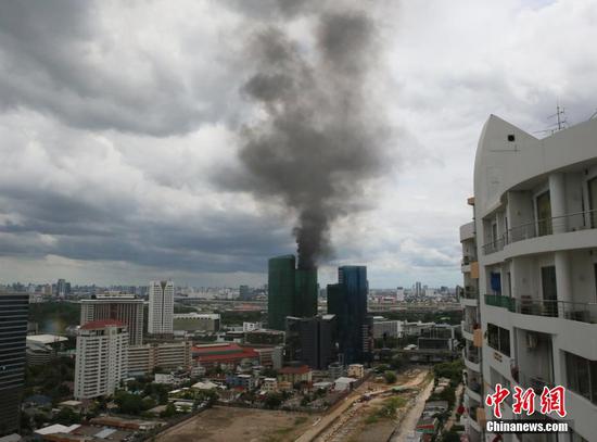 当地时间8月7日，位于泰国曼谷的泰国能源部办公大楼发生火灾，楼顶冒出滚滚浓烟。据悉，起火楼层位于大楼33层，目前火势已被控制住，暂无人员伤亡。具体起火原因正在调查中。 中新社记者 王国安 摄