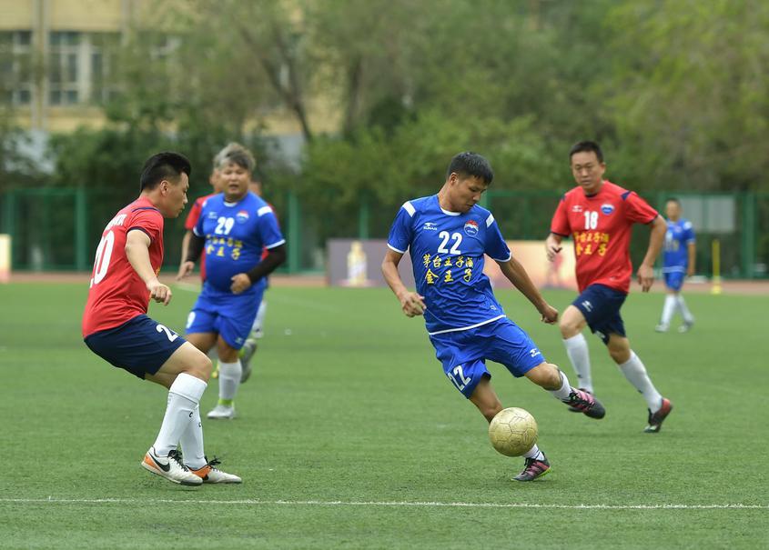 首场比赛现场，对阵双方在场上激烈角逐。刘新 摄