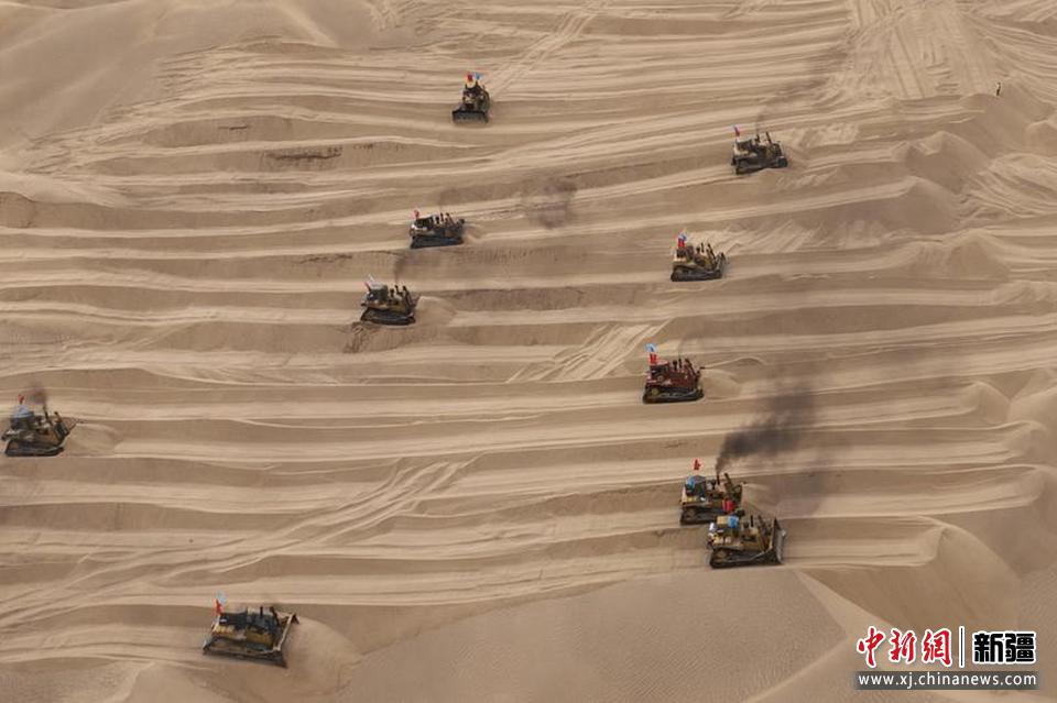 塔中沙漠公路項目一線工人揮汗奮戰